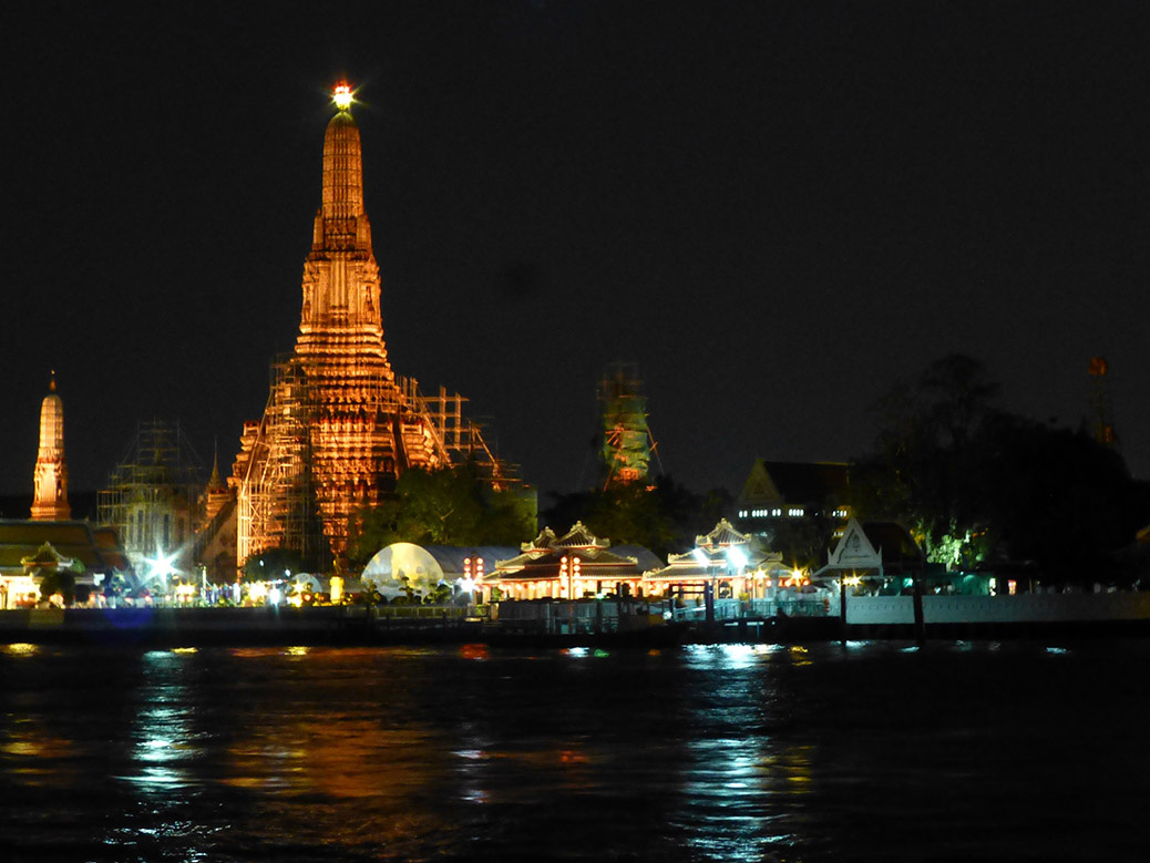 The iconic Wat Arun temple at night