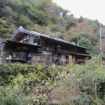 Asamichaya is a teahouse and udon noodle shop located in the mountains. The shop was originally established in 1855, serving warm noodles and tea to travelers needing a short rest.