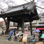 The light rain didn't stop anyone from enjoying the market, but the roof over the Renkeiji Temple bell tower did become quite popular