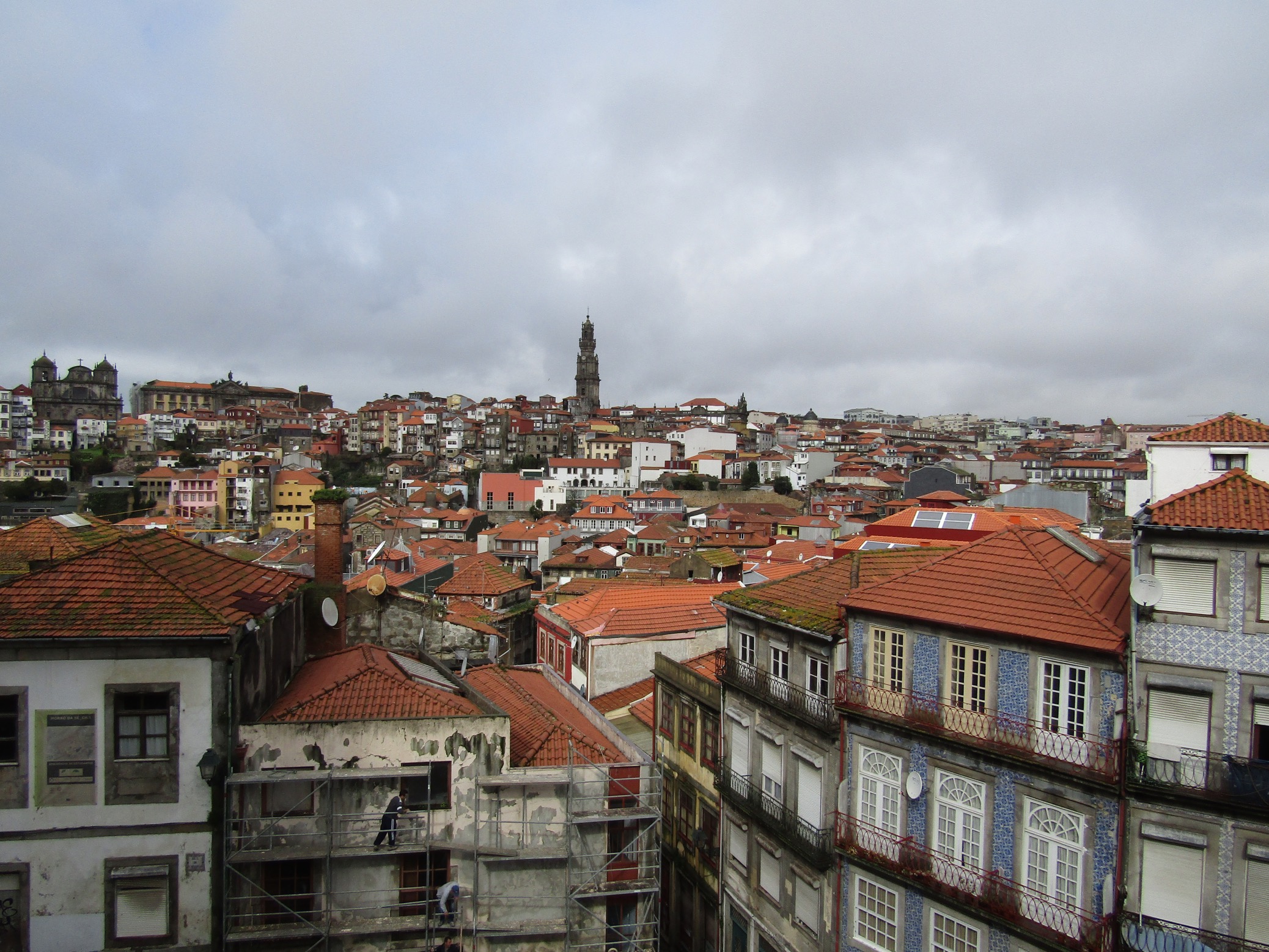 The red roofs of Porto with the Torre dos Clérigos rising high above the rest of the city.