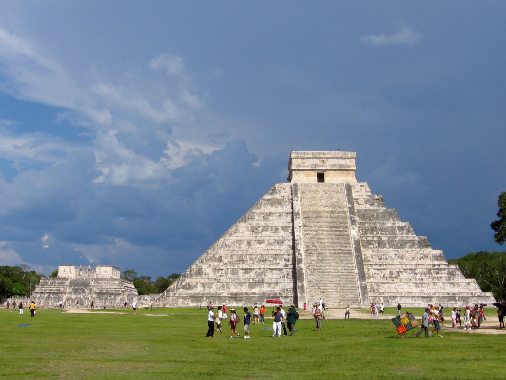 El Castillo and el Templo de los Guerreros (Temple of Warriors) behind it.